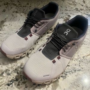 On Cloud 5 Sneakers Size 9.5 - Pearl/Frost